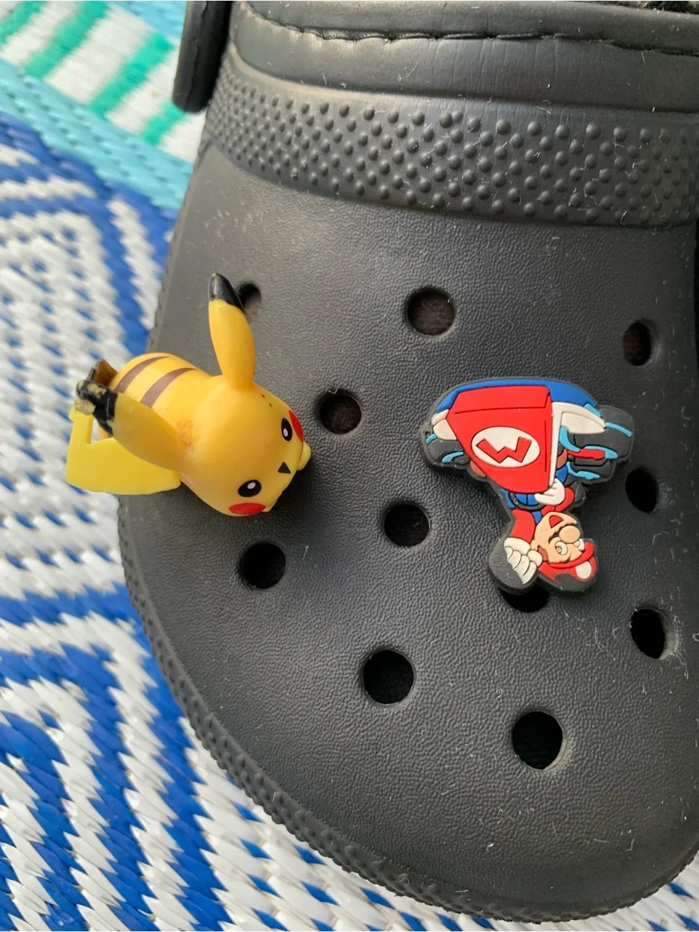 Crocs Classic Lined Clog Shoes Mens 2 Womens 4 Fleece 4 Jibbitz charms Pikachu